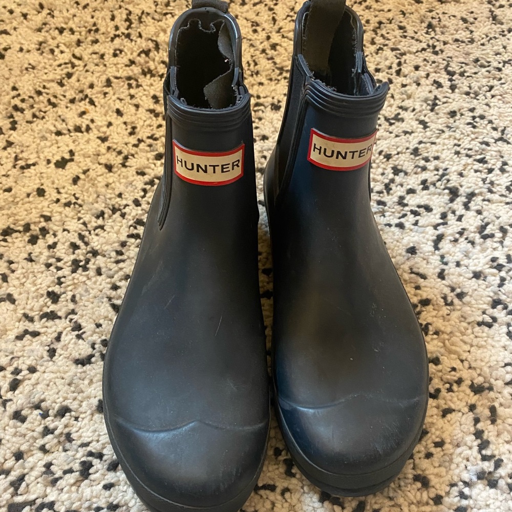 Good condition Navy Hunter Boots Short Size US 9, ripped back loop Chelsea Boot